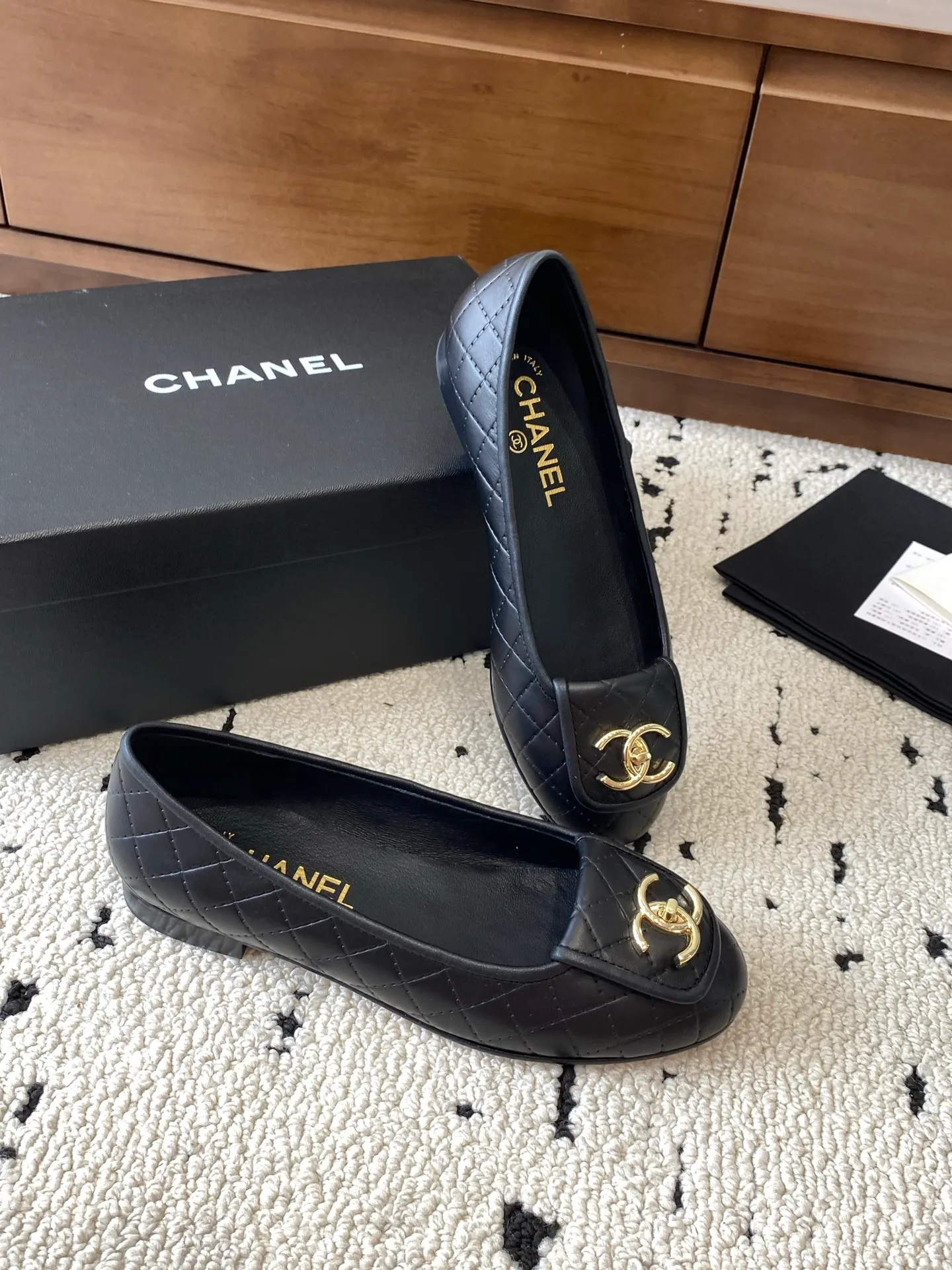 👟👟Ex-factory price 580👟👟 🍀CHANEL2025 new autumn and winter style, Mary Jane leather Chanel Xiaoxiang C home flat shoes Comfortable Mary Jane shoes Catwalk haute couture customization, simple yet sweet and playful Solid color fabric is refreshing and easy to wear Buckle design shoes are more heeling Upper: Customized sheepskin Inner foot pad: sheepskin Sole: Italian genuine leather sole Code number: 35-40 (40 customized items are non-refundable) 👉 👉